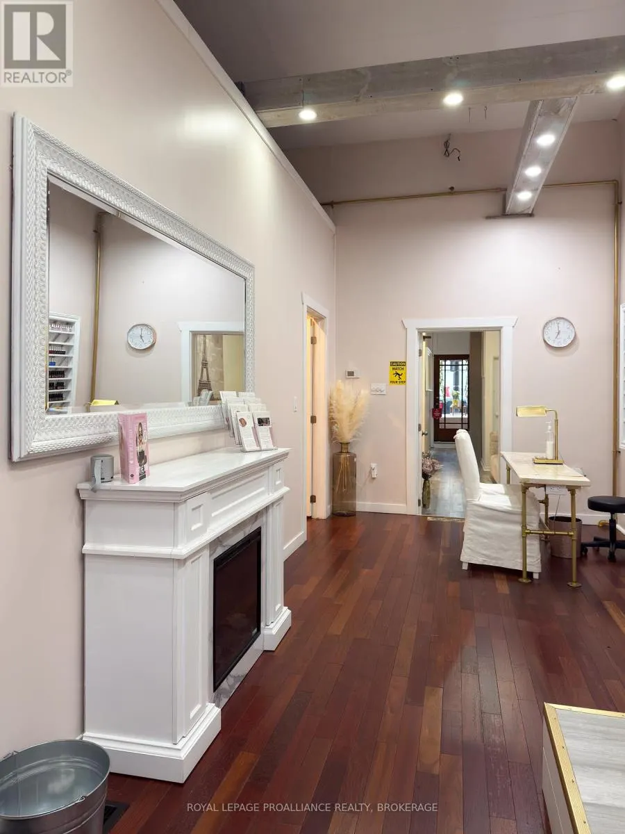 48 DUNDAS STREET E