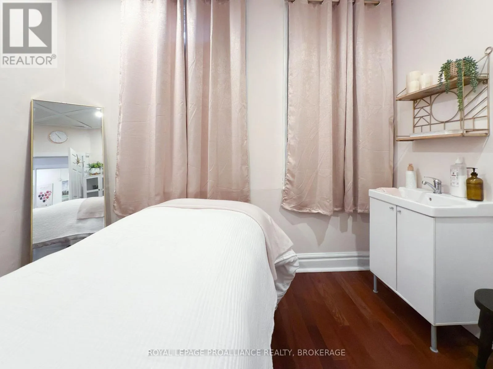 48 DUNDAS STREET E