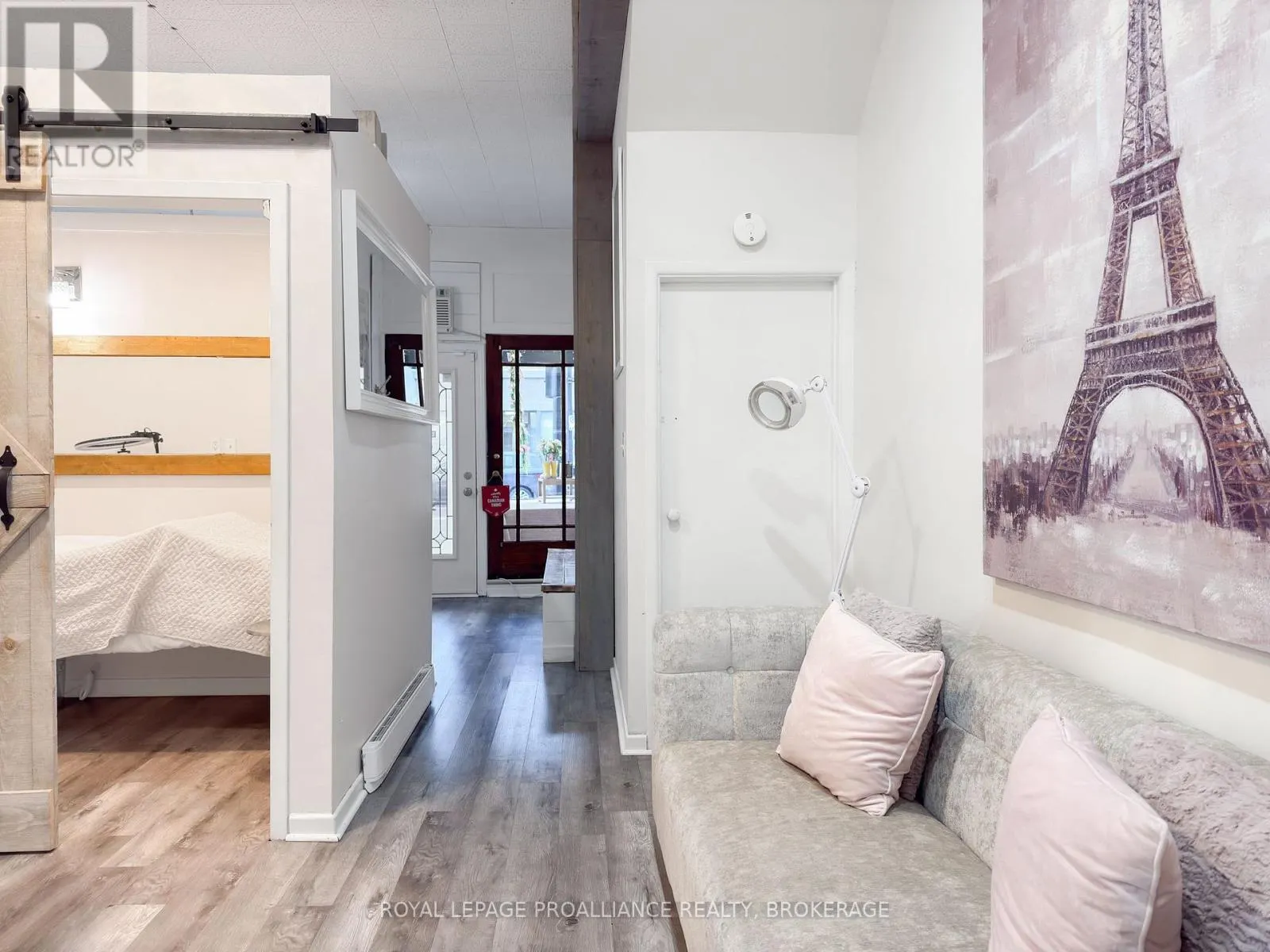 48 DUNDAS STREET E