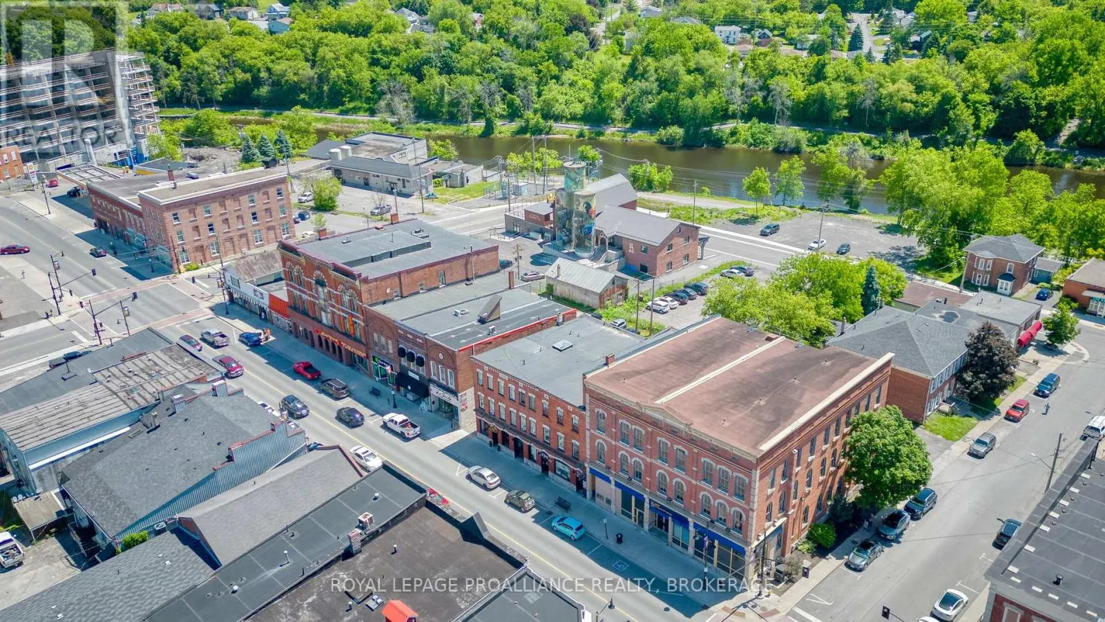 48 DUNDAS STREET E