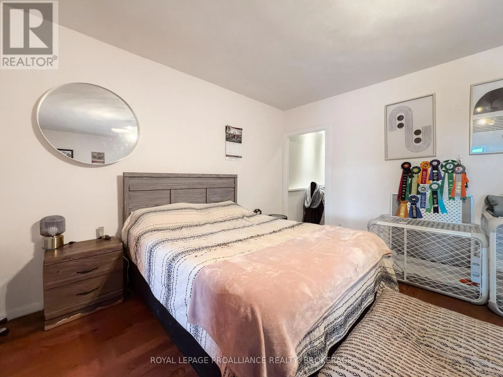 48 DUNDAS STREET E