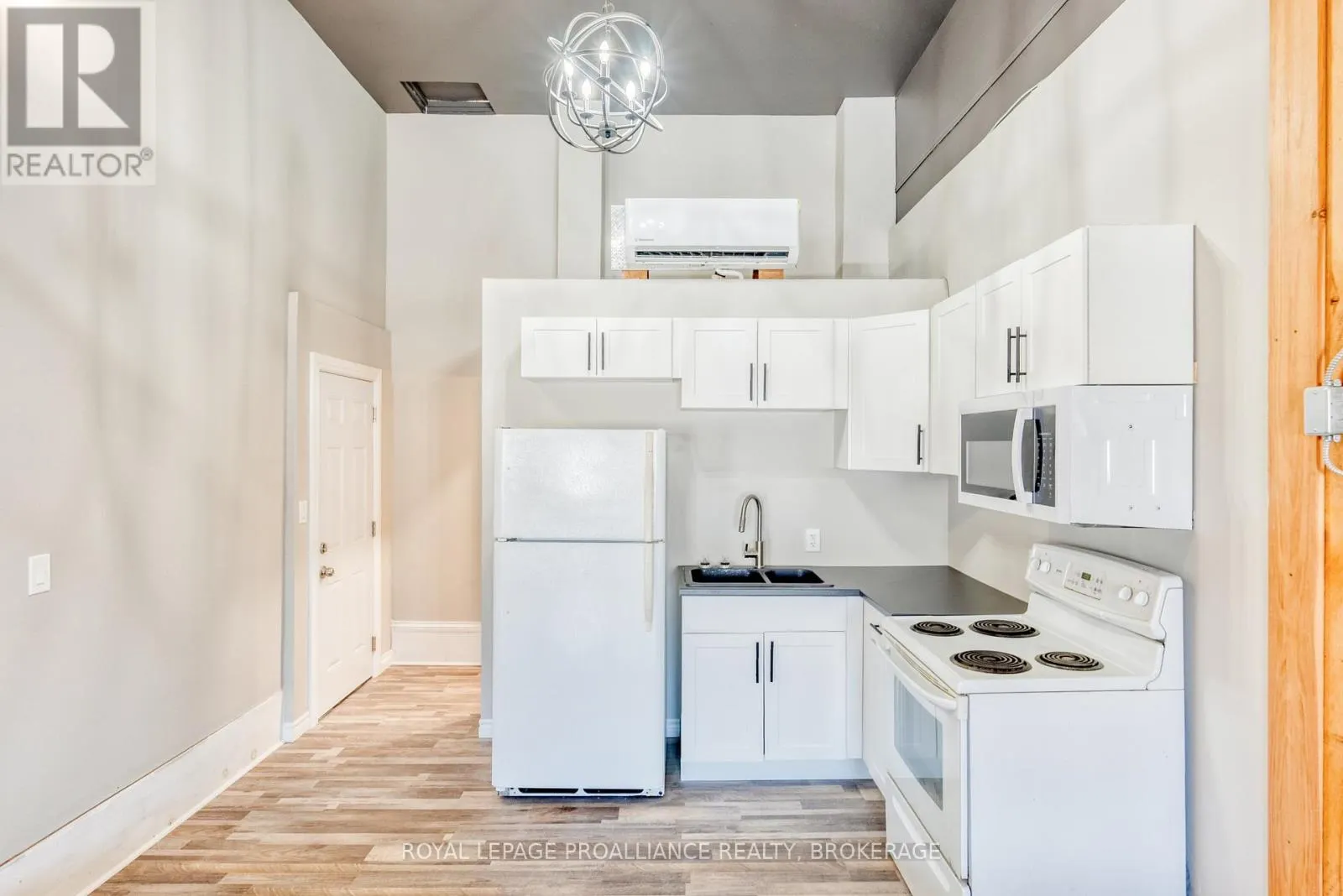 48 DUNDAS STREET E