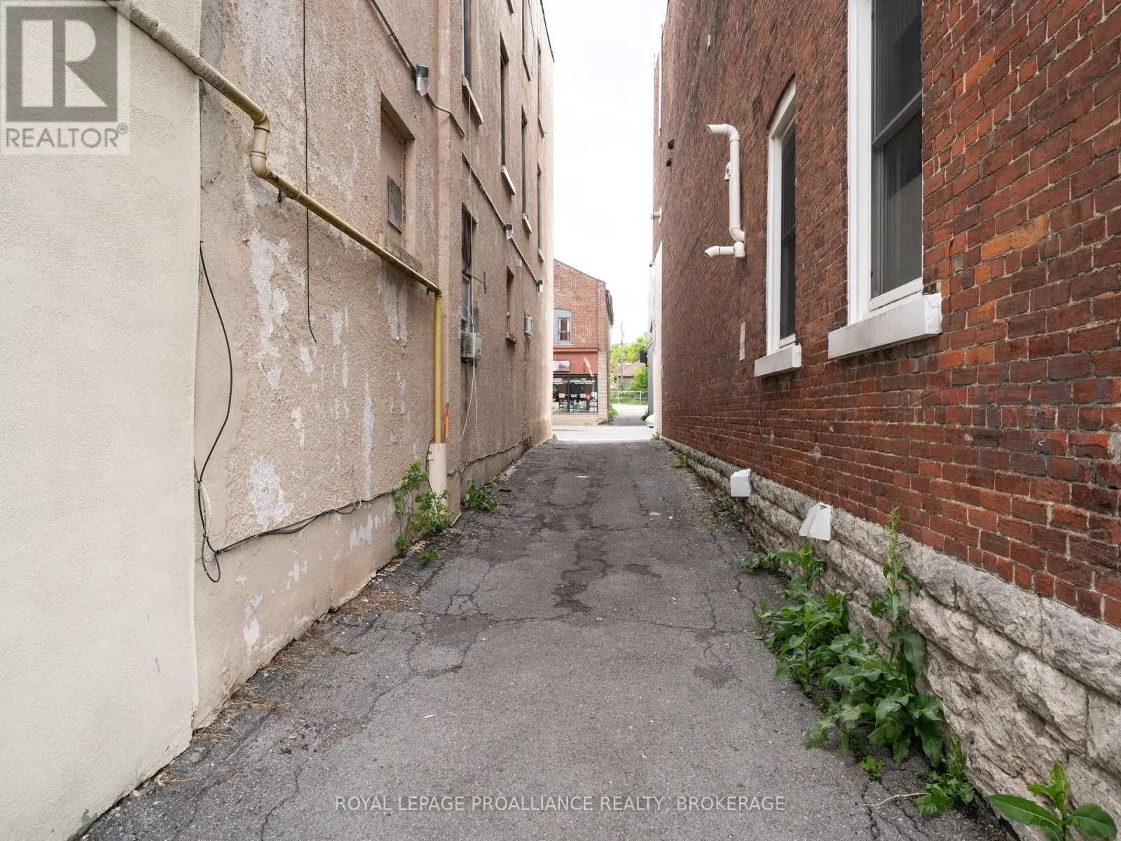 48 DUNDAS STREET E