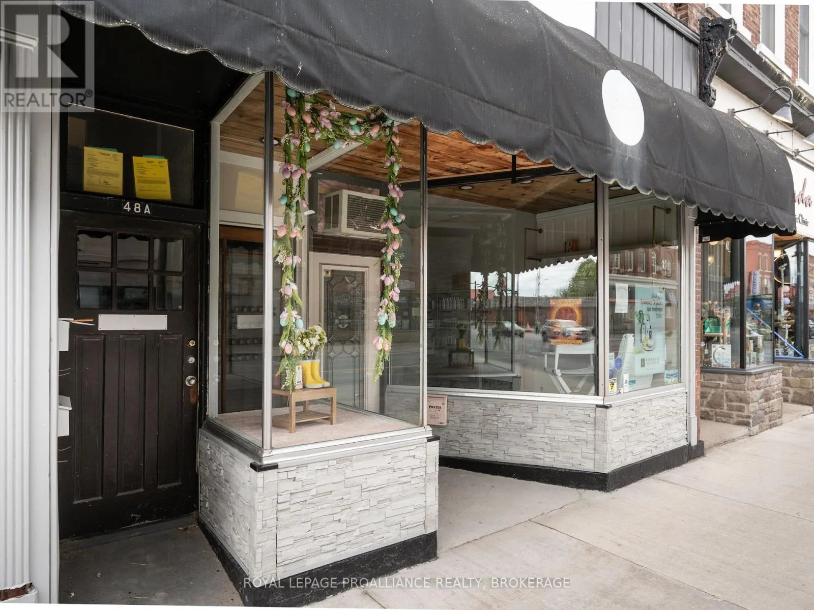 48 DUNDAS STREET E