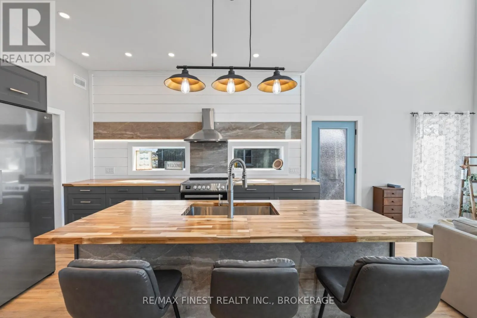 113 WILLOWBANK ROAD E