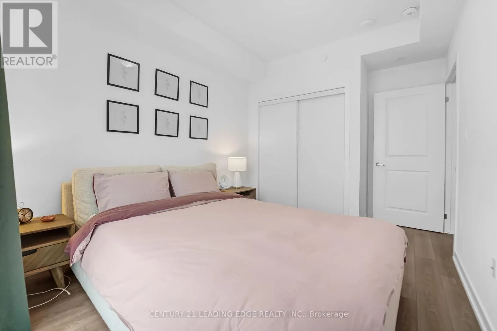 313 - 460 DUNDAS STREET E