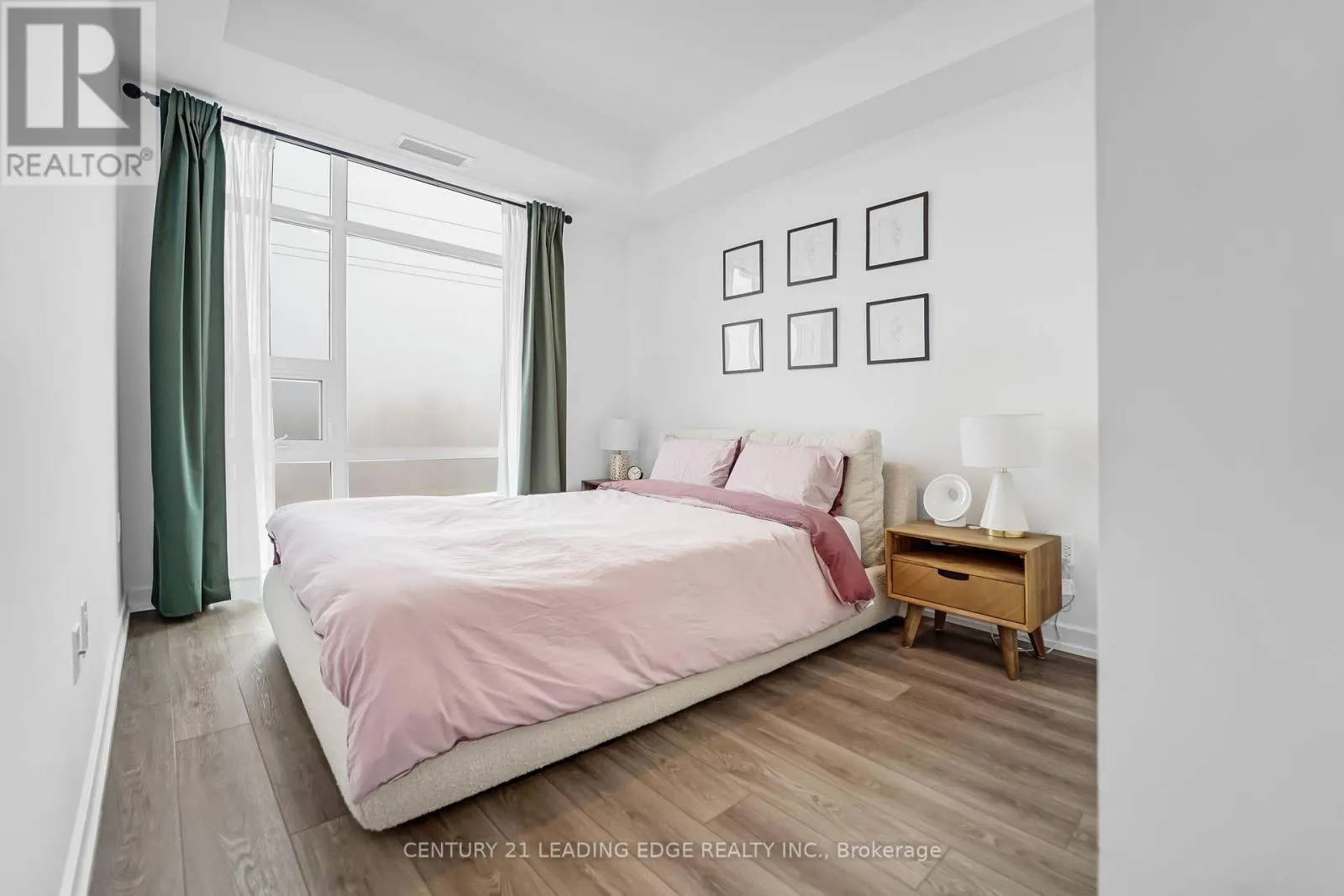 313 - 460 DUNDAS STREET E