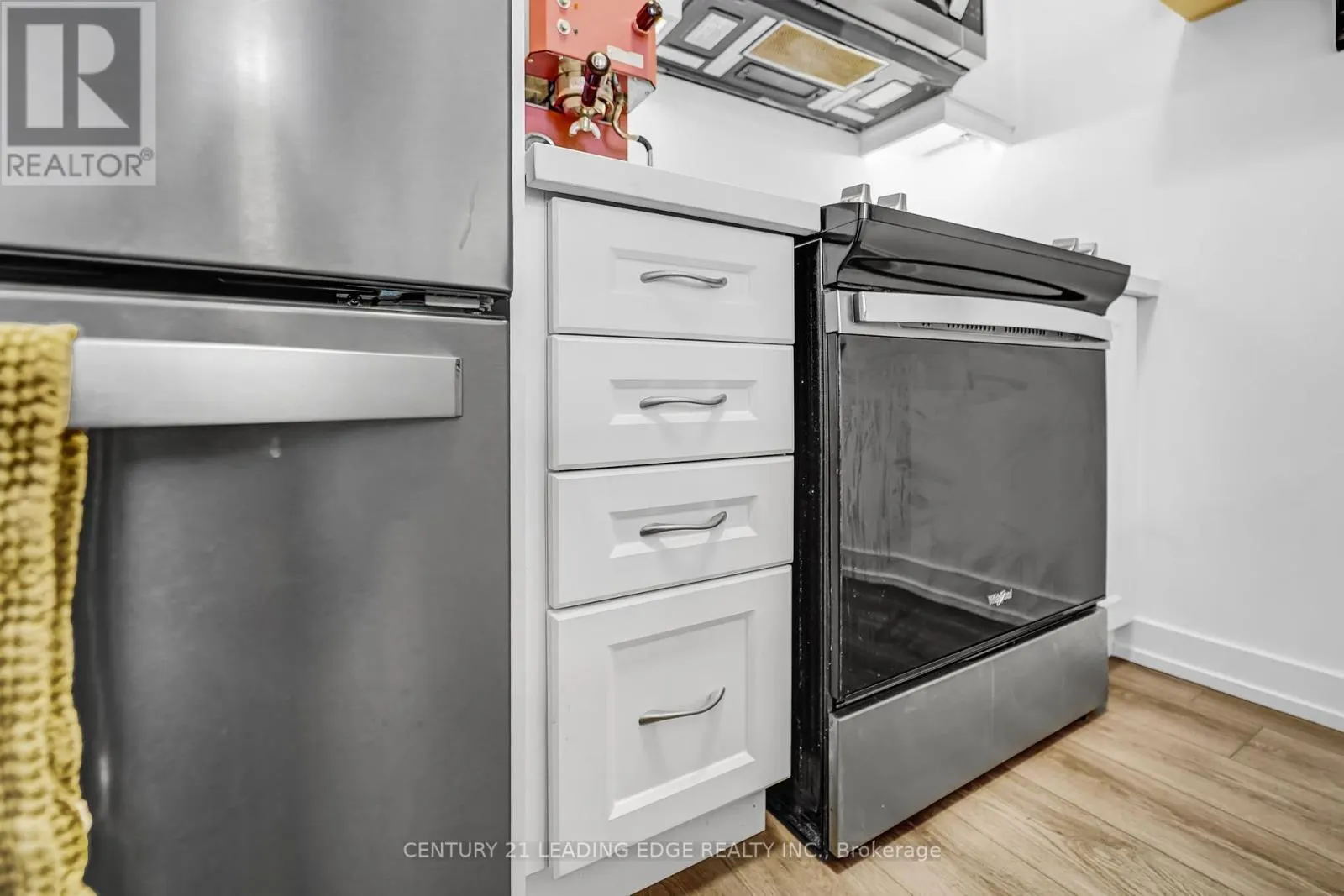313 - 460 DUNDAS STREET E