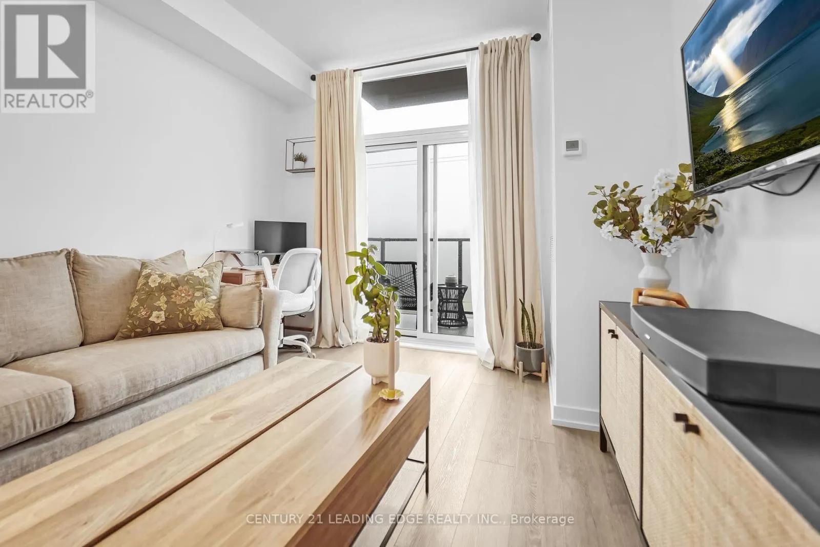 313 - 460 DUNDAS STREET E