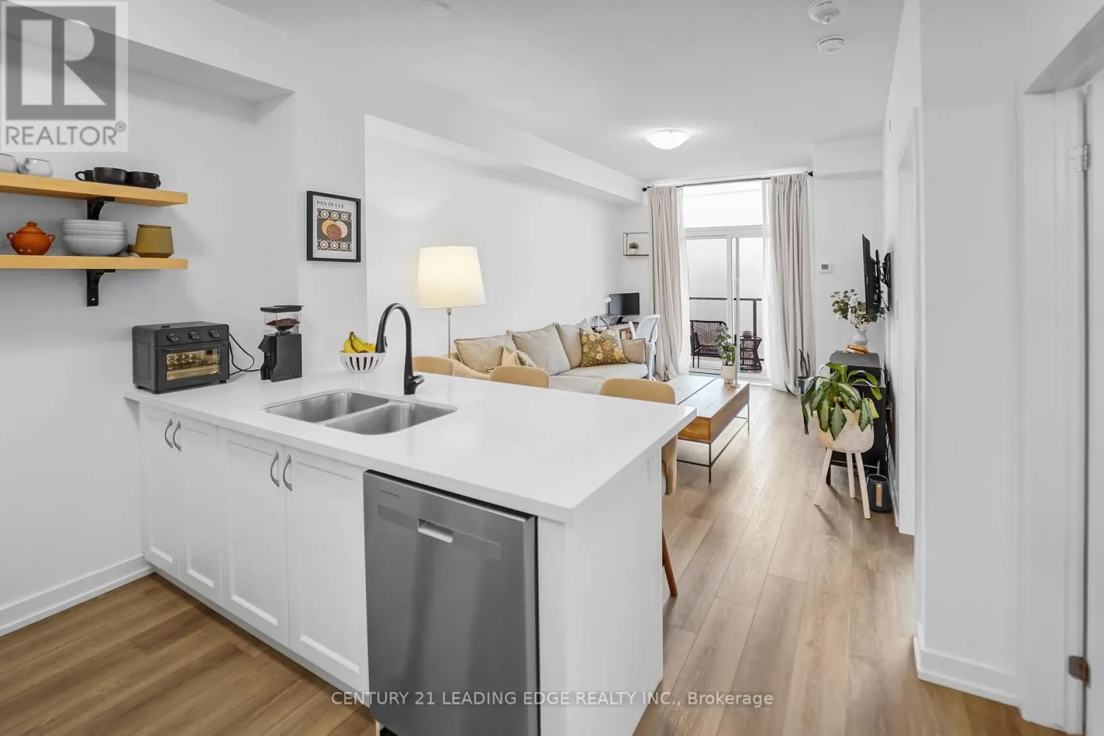 313 - 460 DUNDAS STREET E
