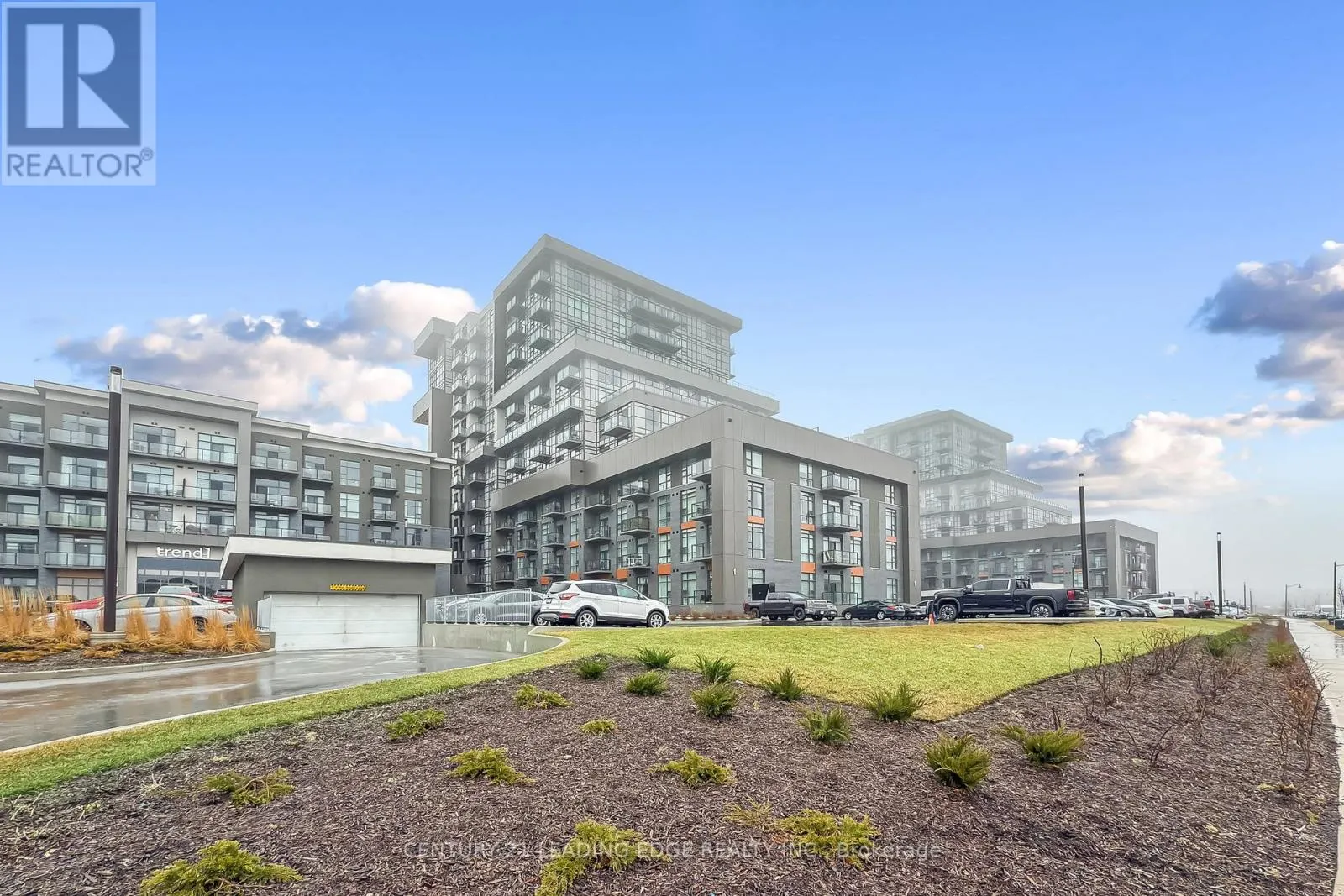 313 - 460 DUNDAS STREET E