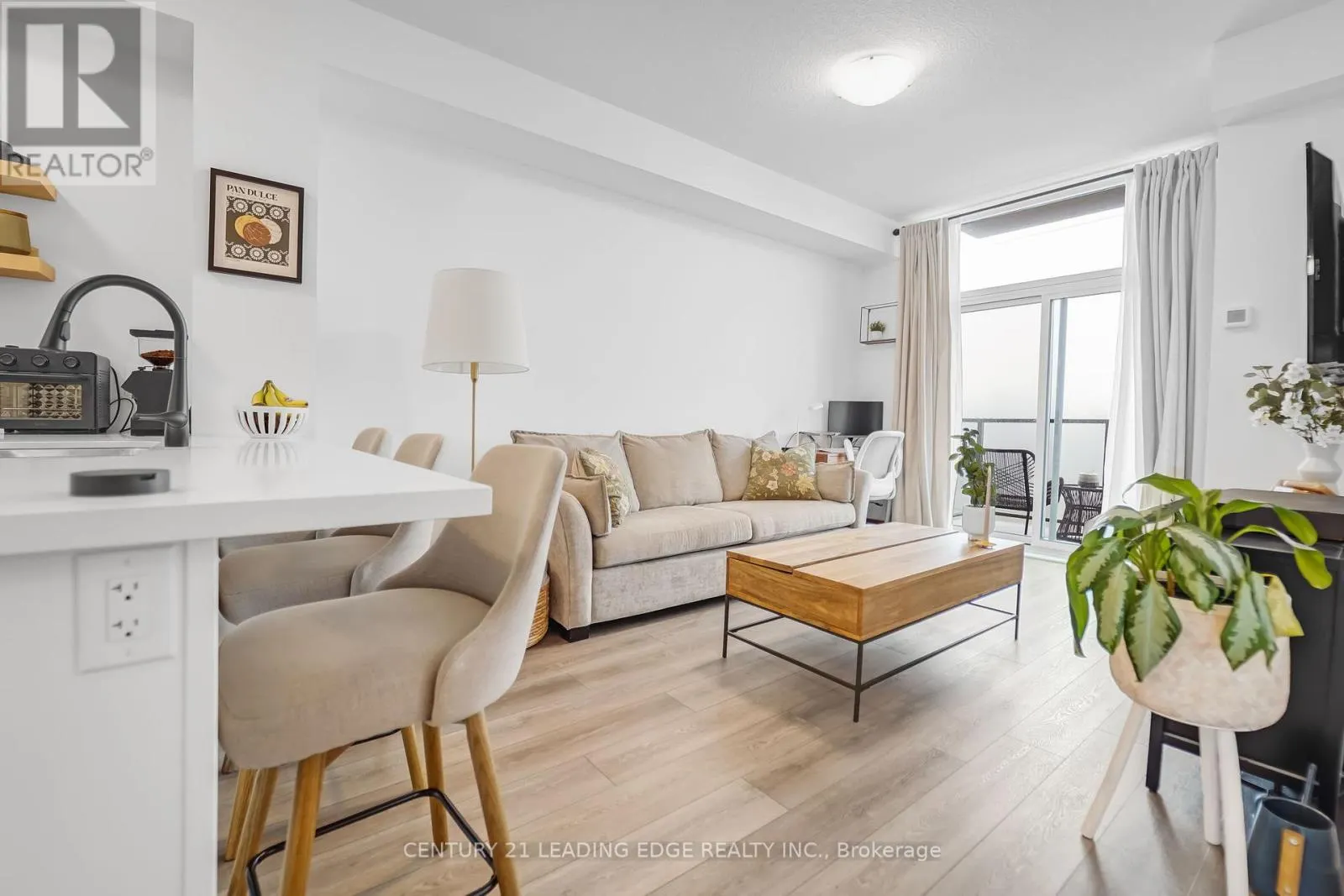 313 - 460 DUNDAS STREET E