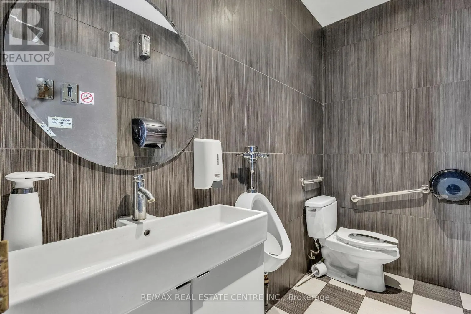 156 DUNDAS STREET E