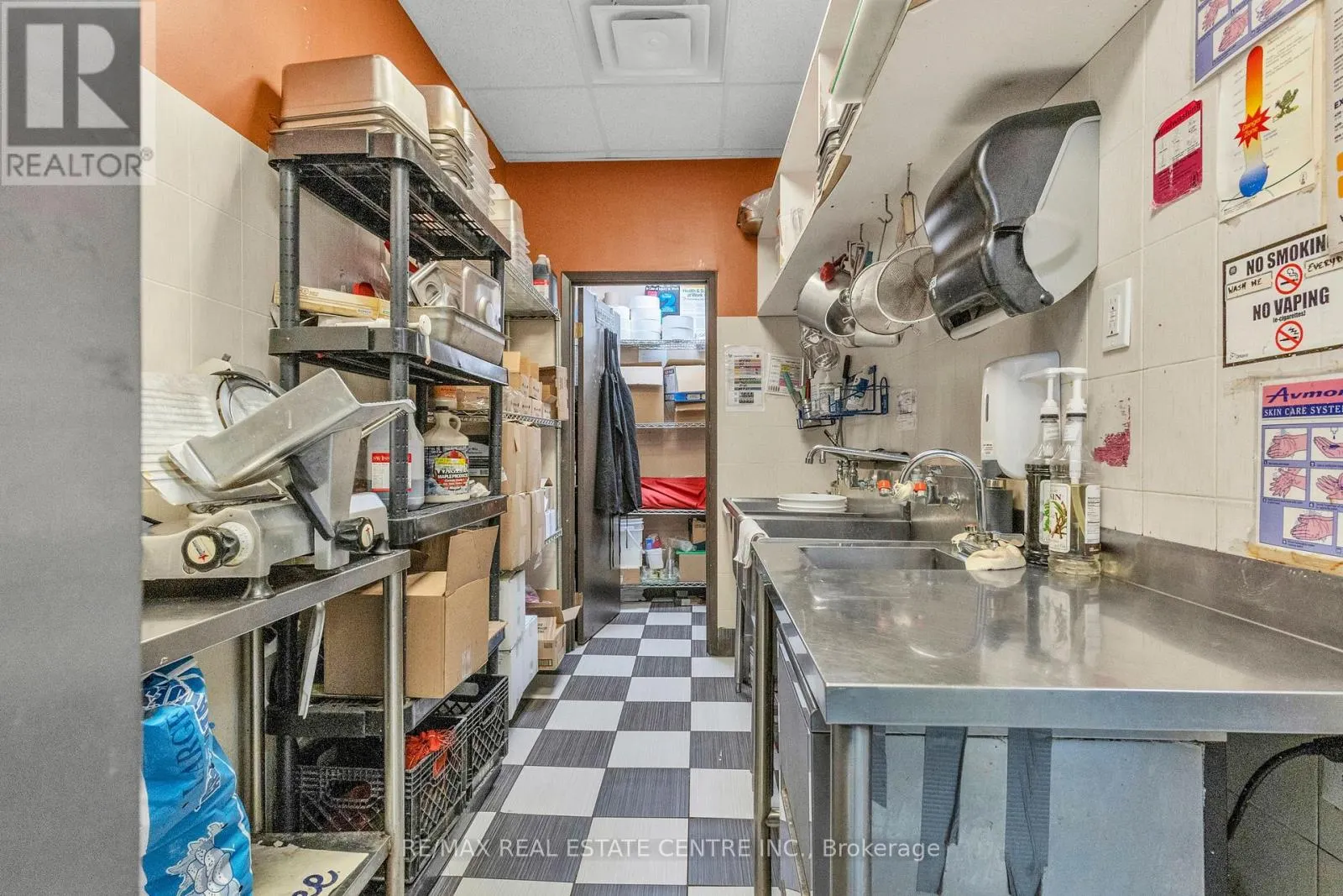 156 DUNDAS STREET E