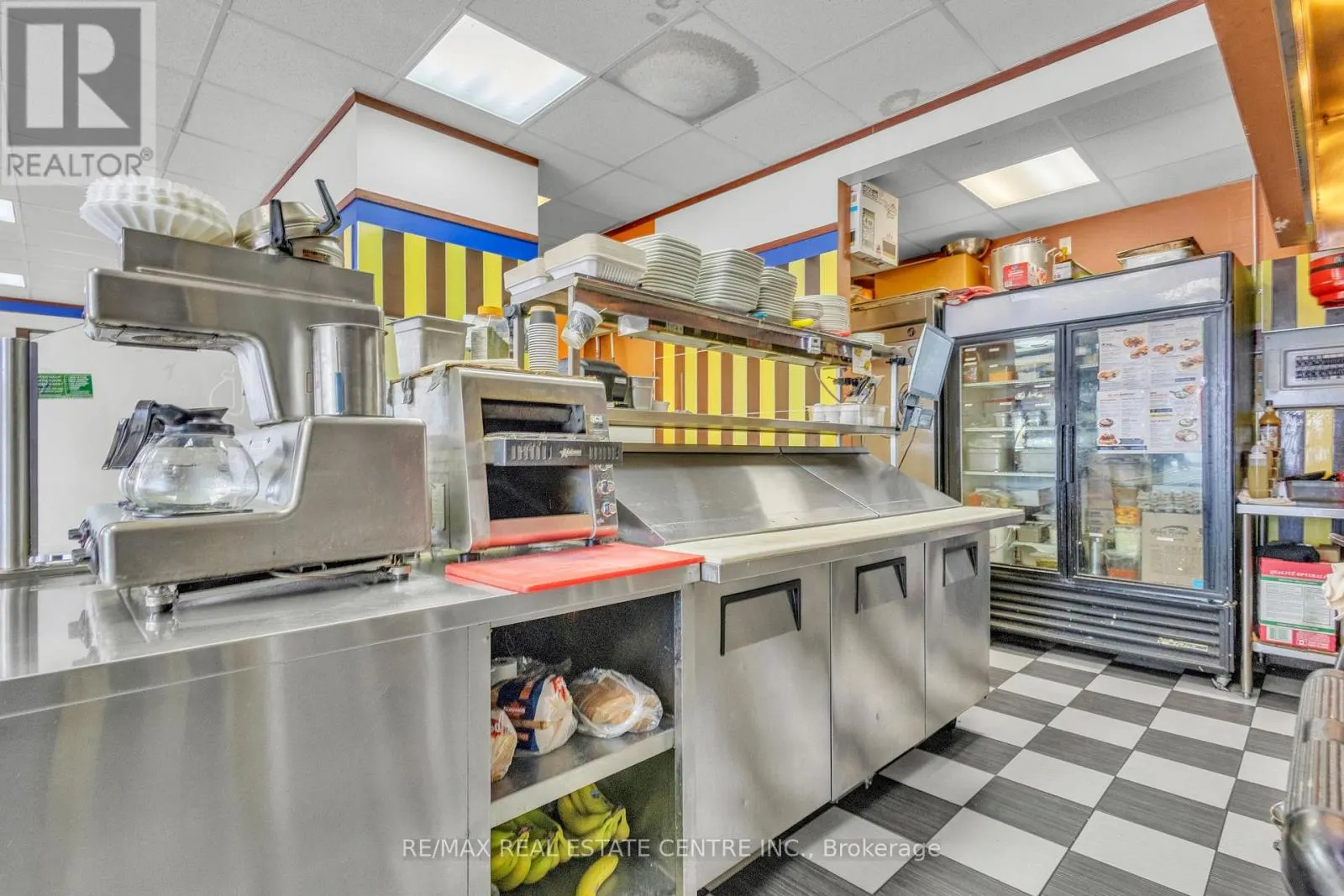 156 DUNDAS STREET E