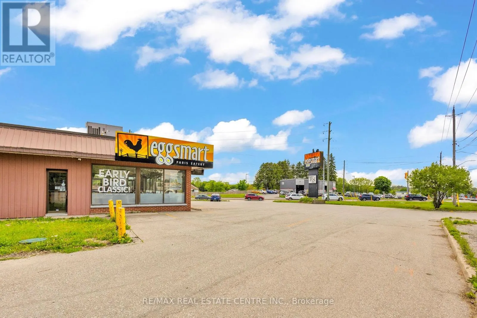 156 DUNDAS STREET E