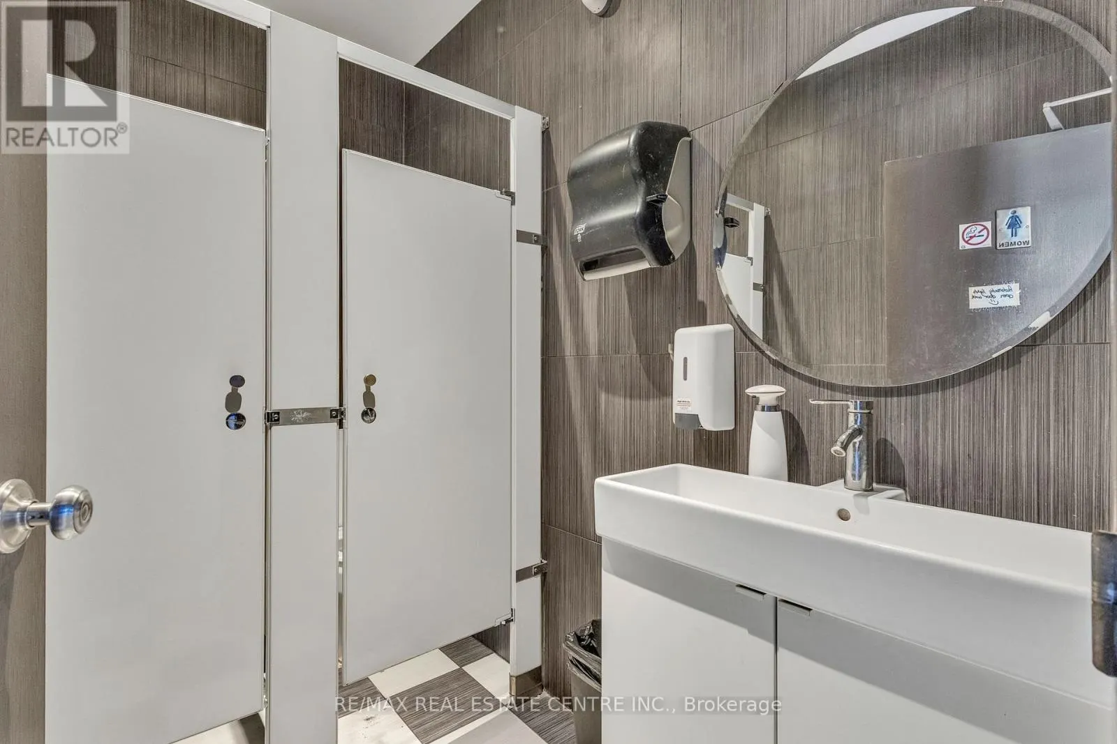 156 DUNDAS STREET E