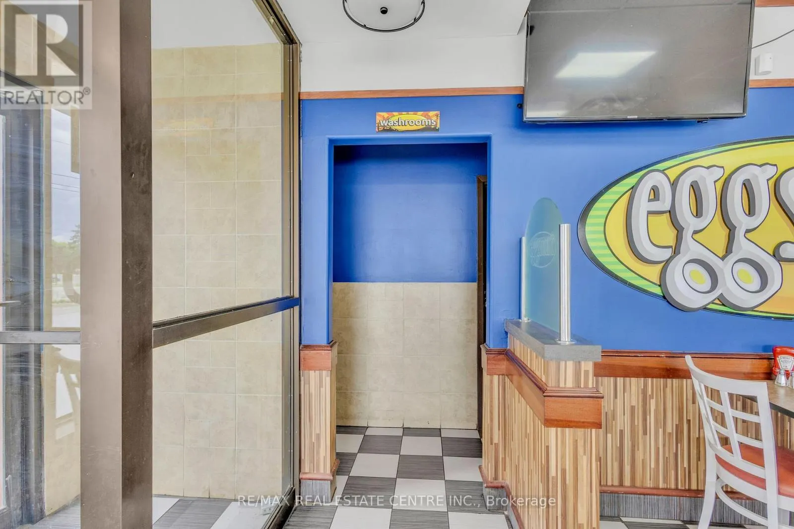 156 DUNDAS STREET E