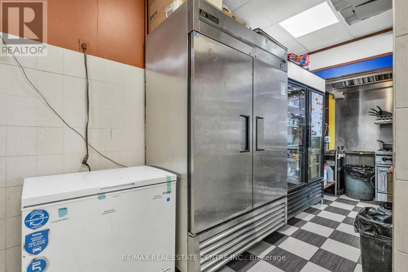 156 DUNDAS STREET E