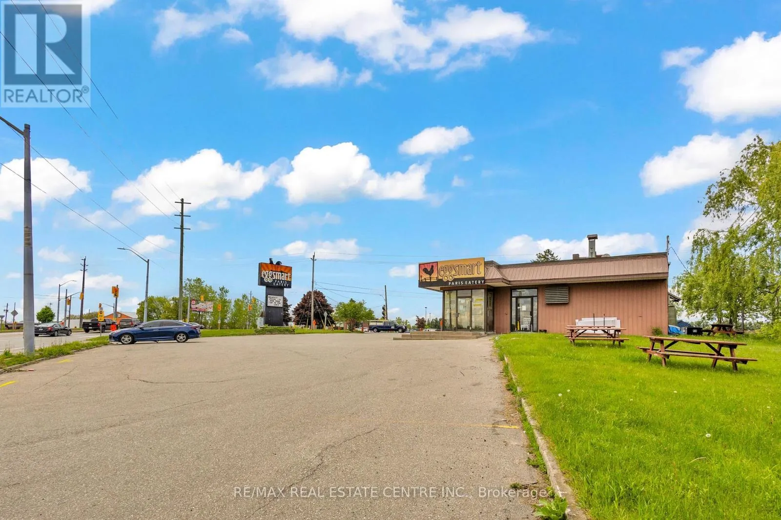 156 DUNDAS STREET E