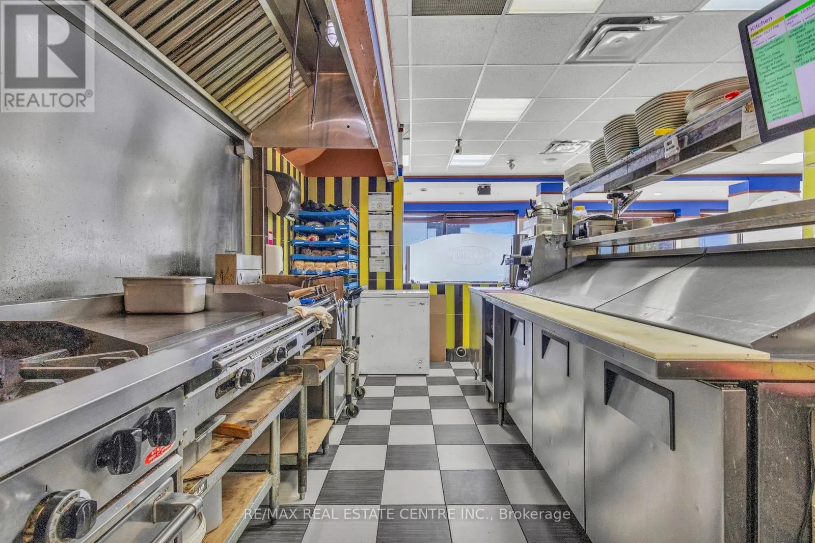 156 DUNDAS STREET E