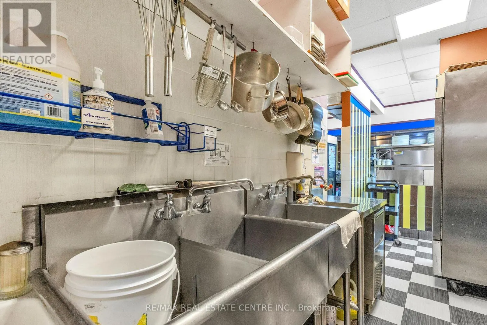 156 DUNDAS STREET E