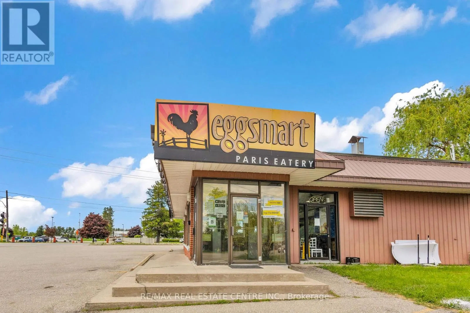 156 DUNDAS STREET E