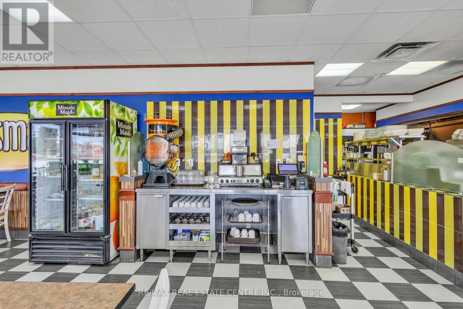 156 DUNDAS STREET E