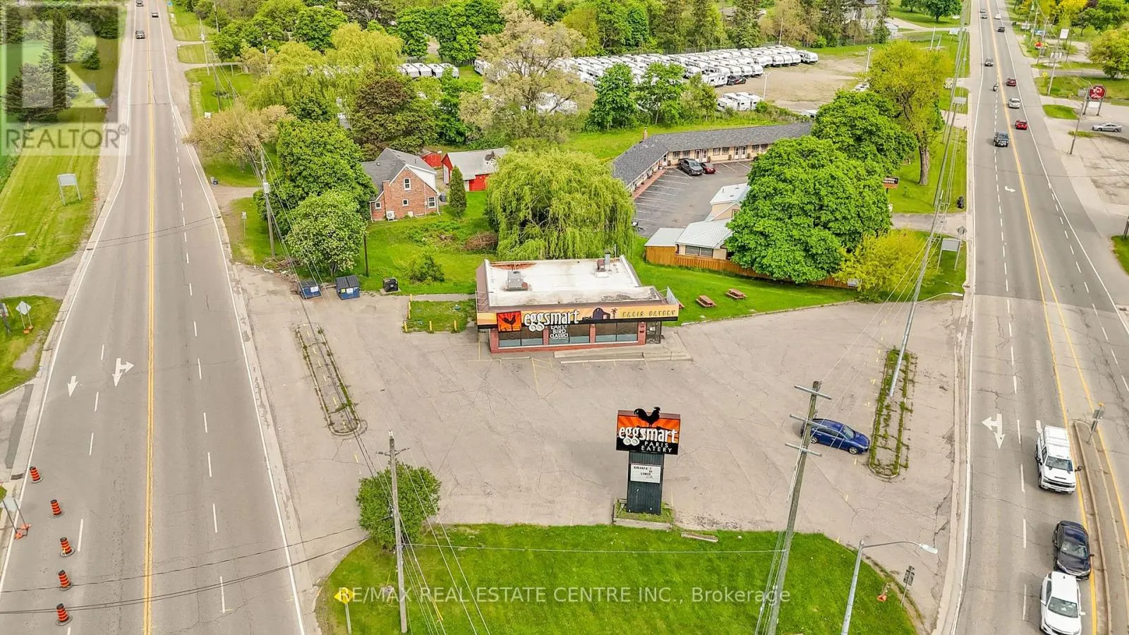 156 DUNDAS STREET E