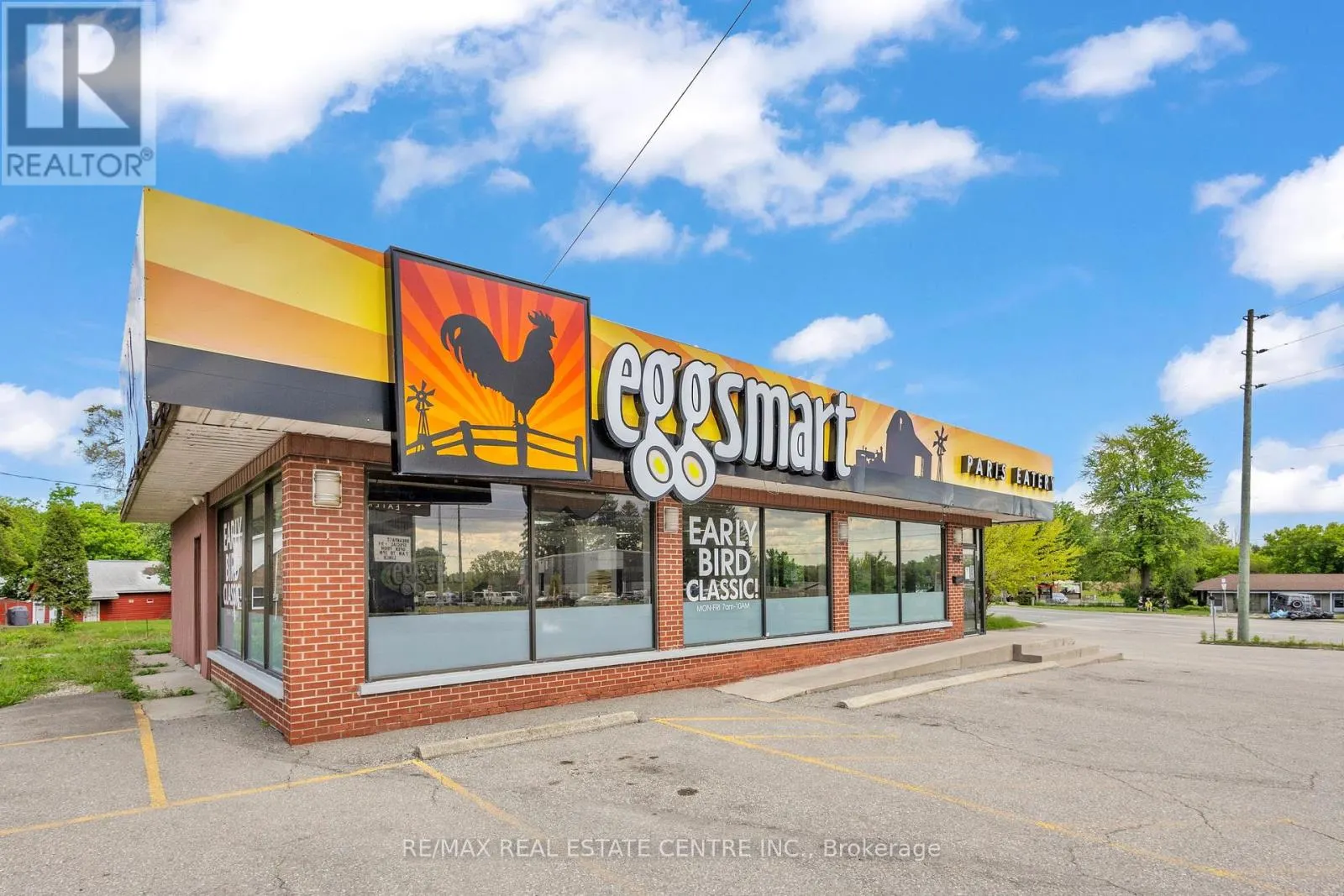 156 DUNDAS STREET E