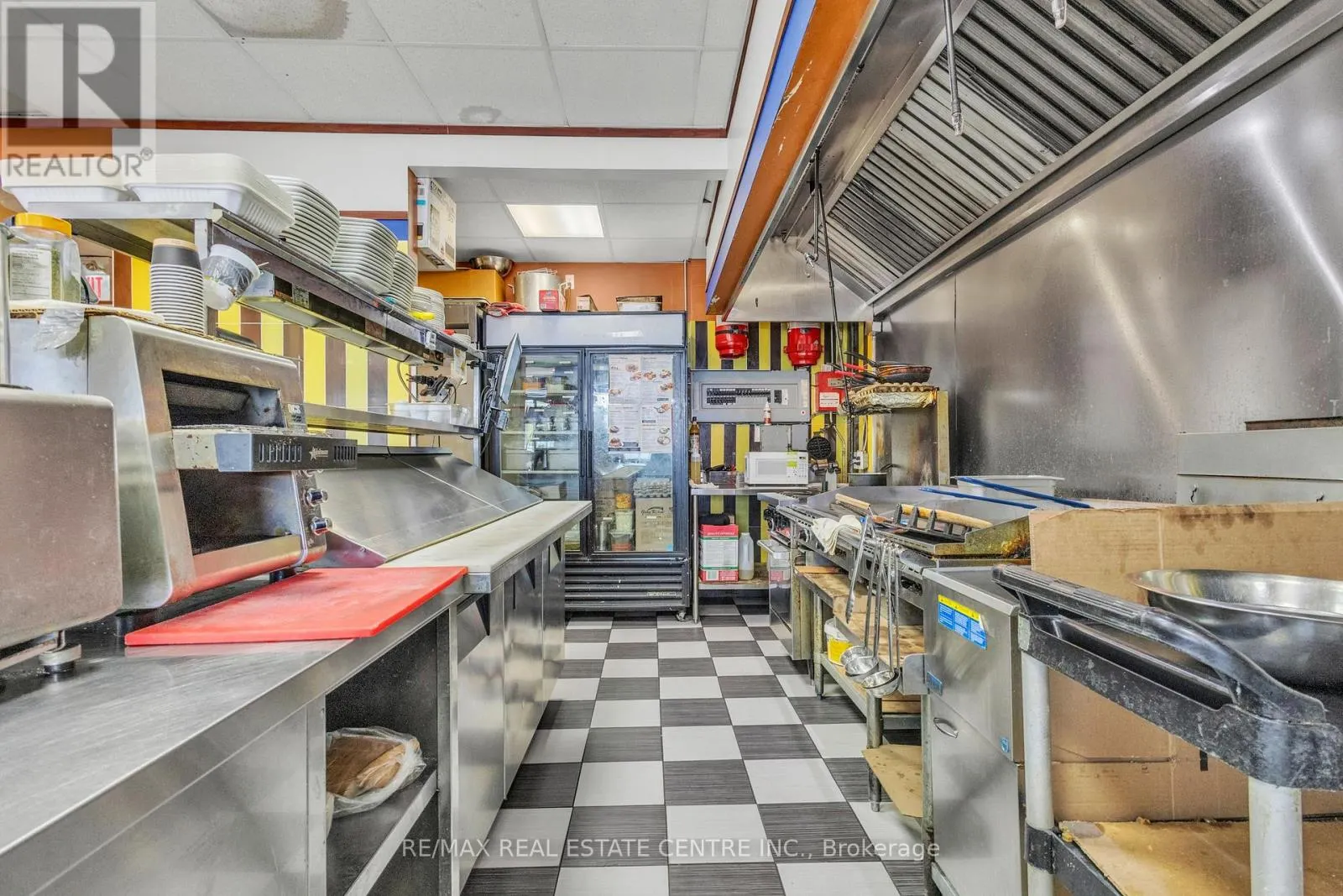 156 DUNDAS STREET E