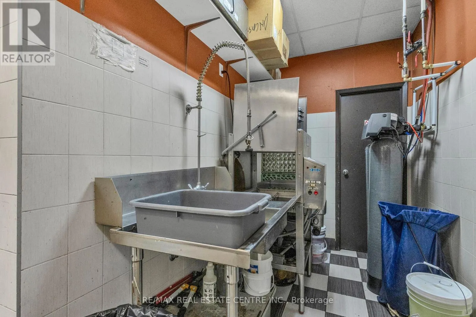 156 DUNDAS STREET E
