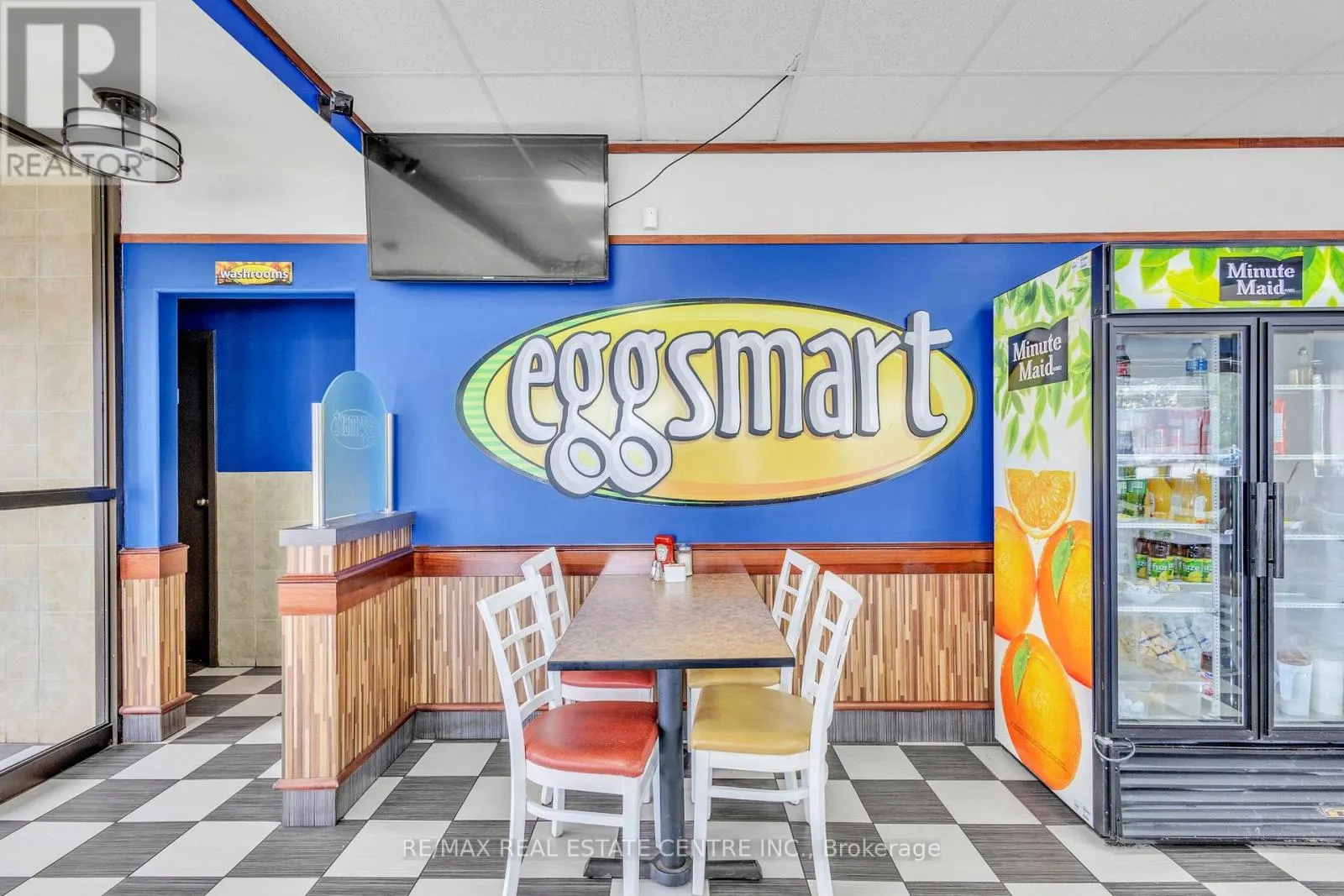 156 DUNDAS STREET E