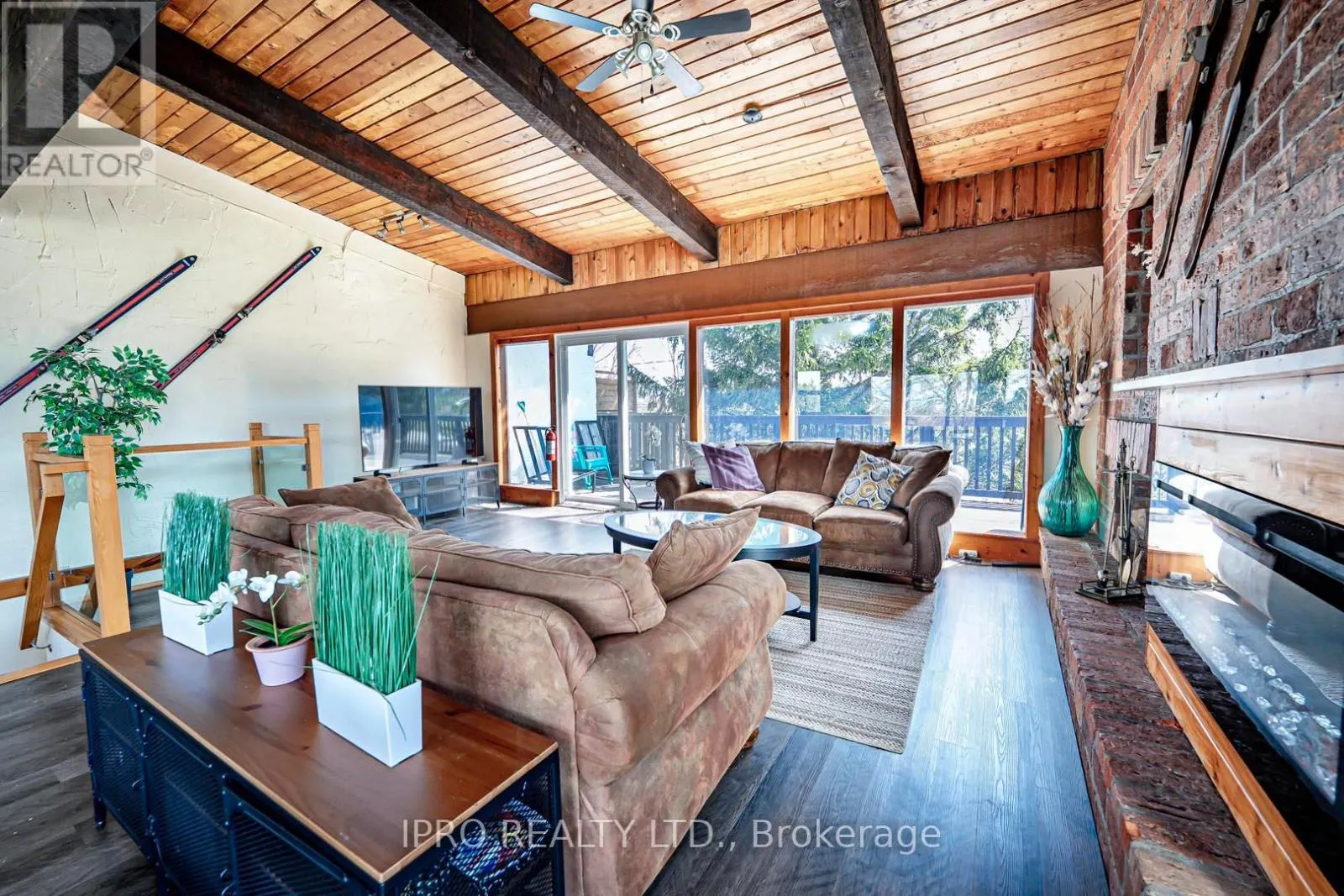 157 TYROLEAN LANE