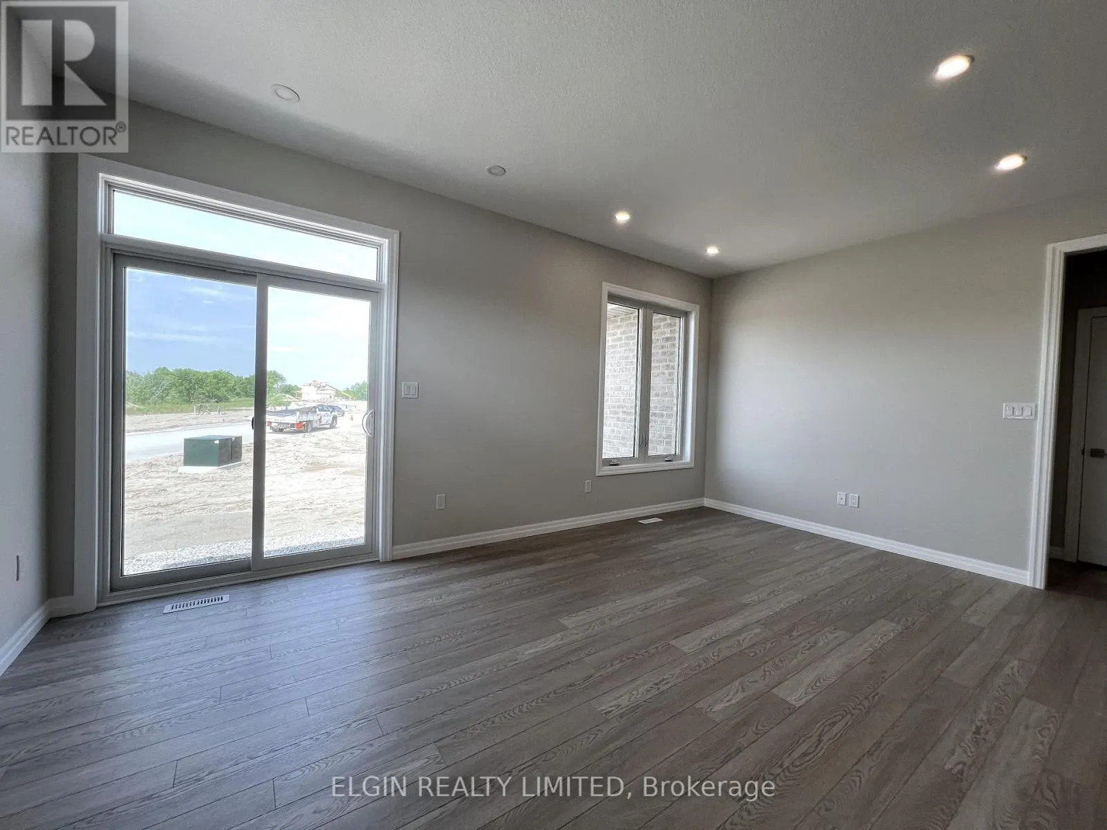 33 HEMLOCK CRESCENT