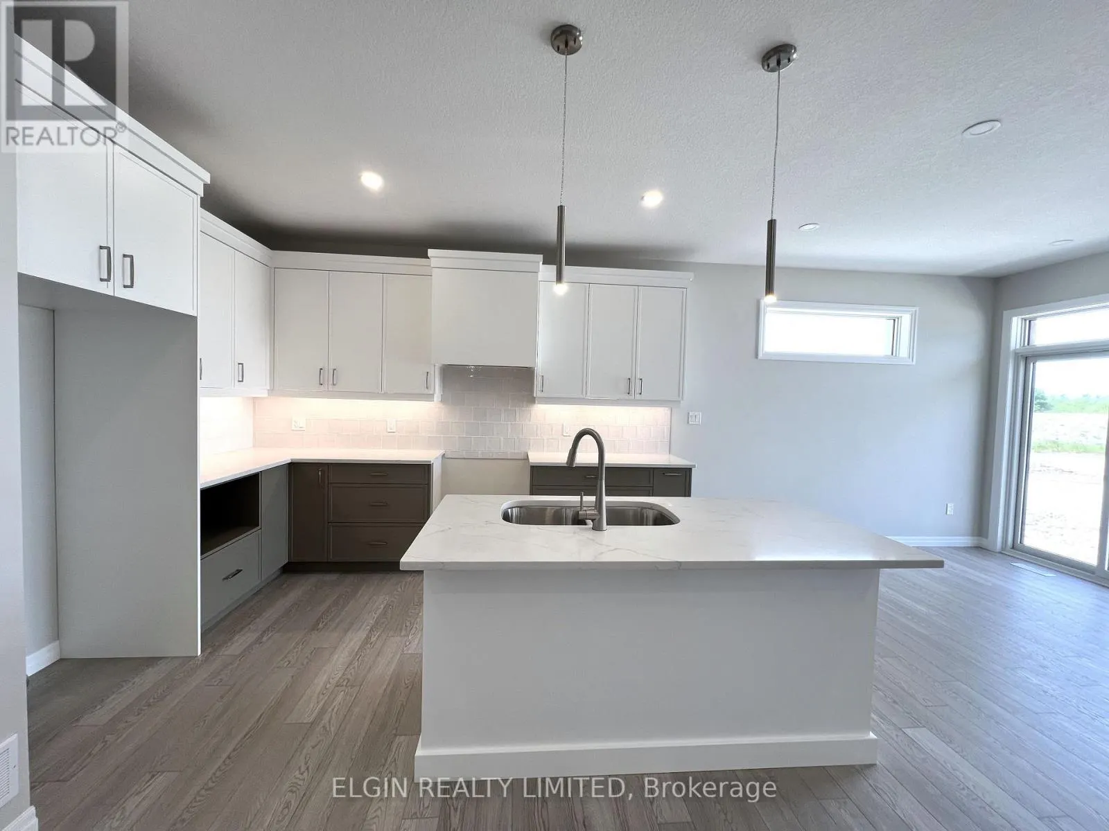 33 HEMLOCK CRESCENT