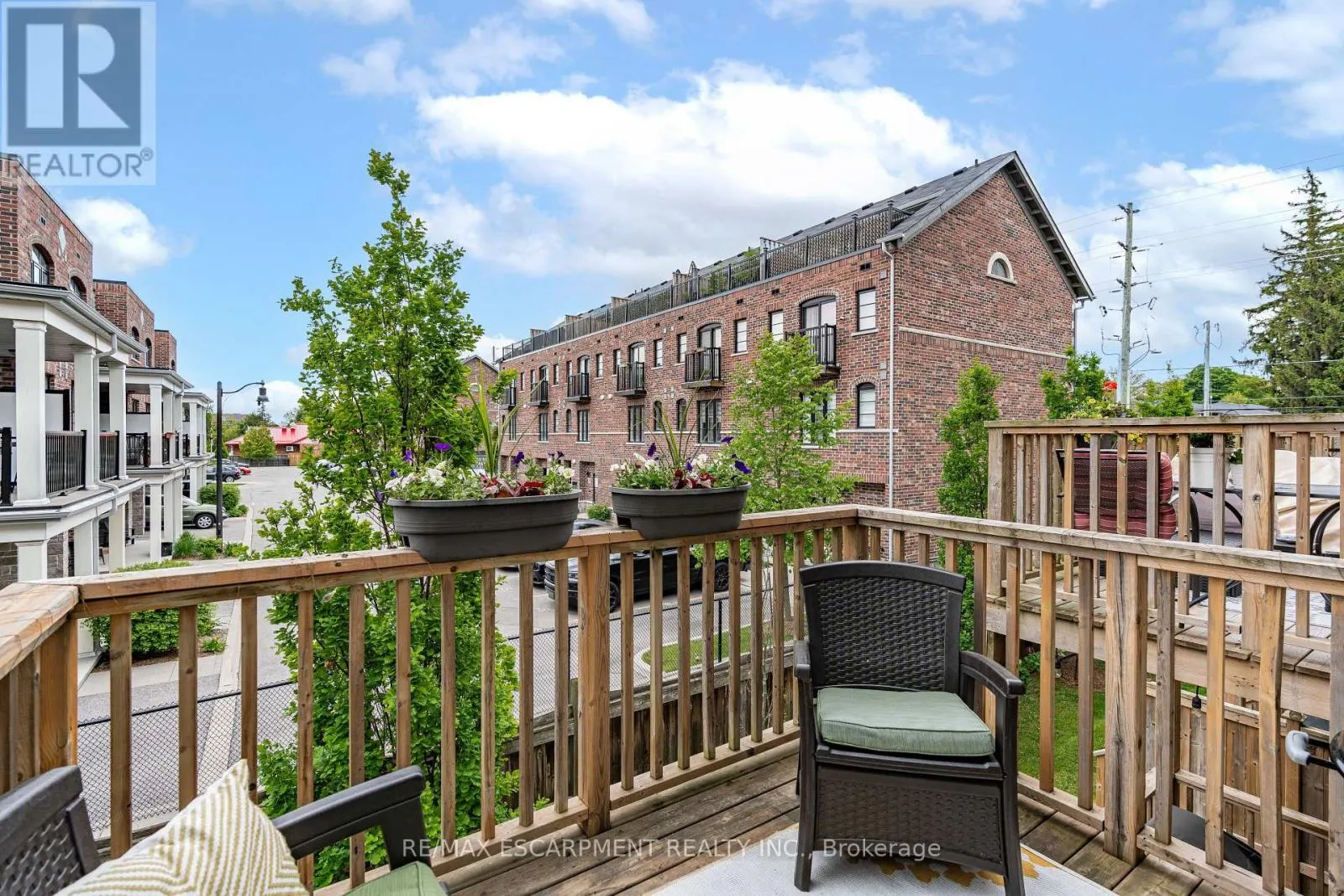 53 - 215 DUNDAS STREET E