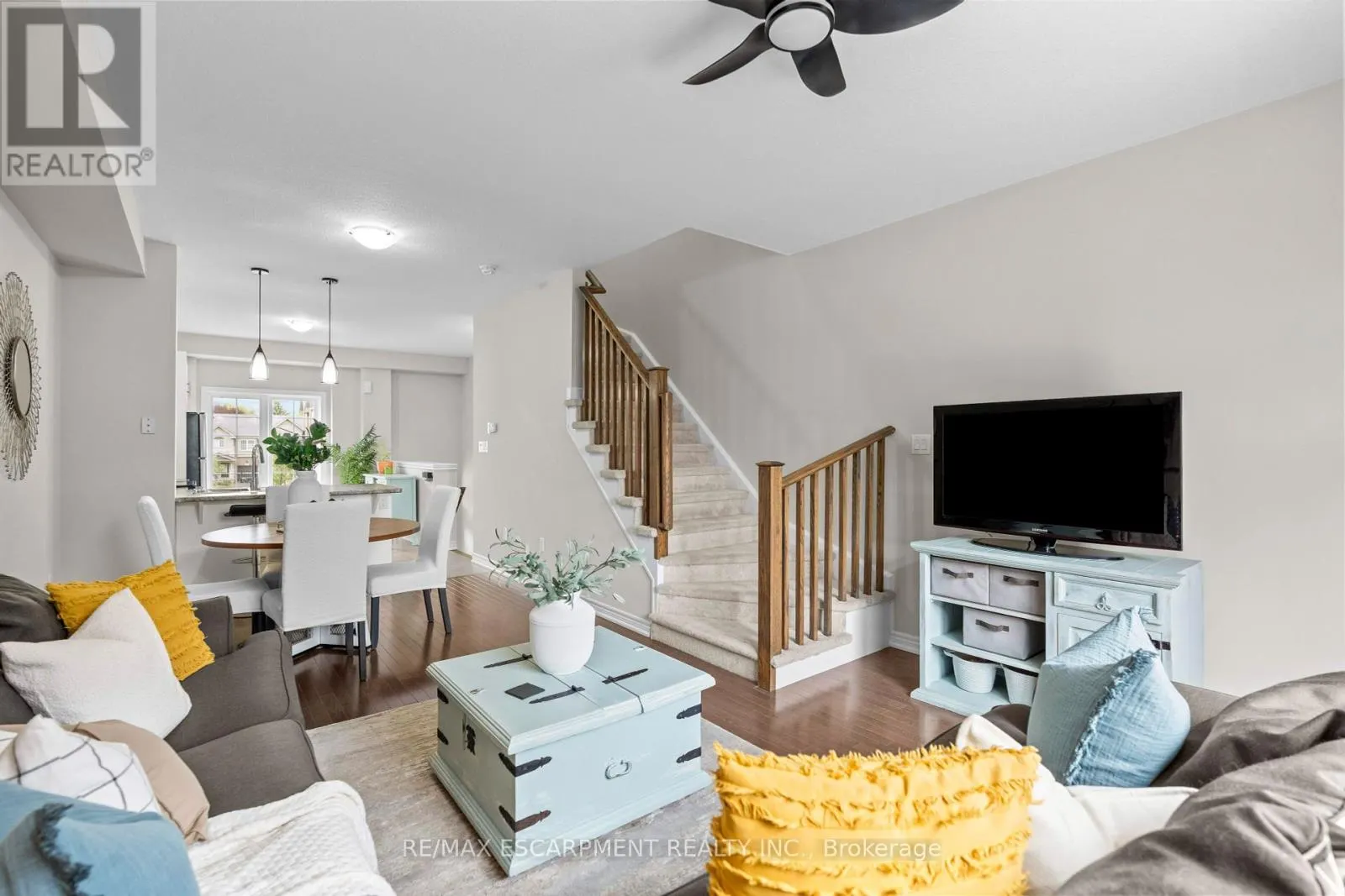 53 - 215 DUNDAS STREET E