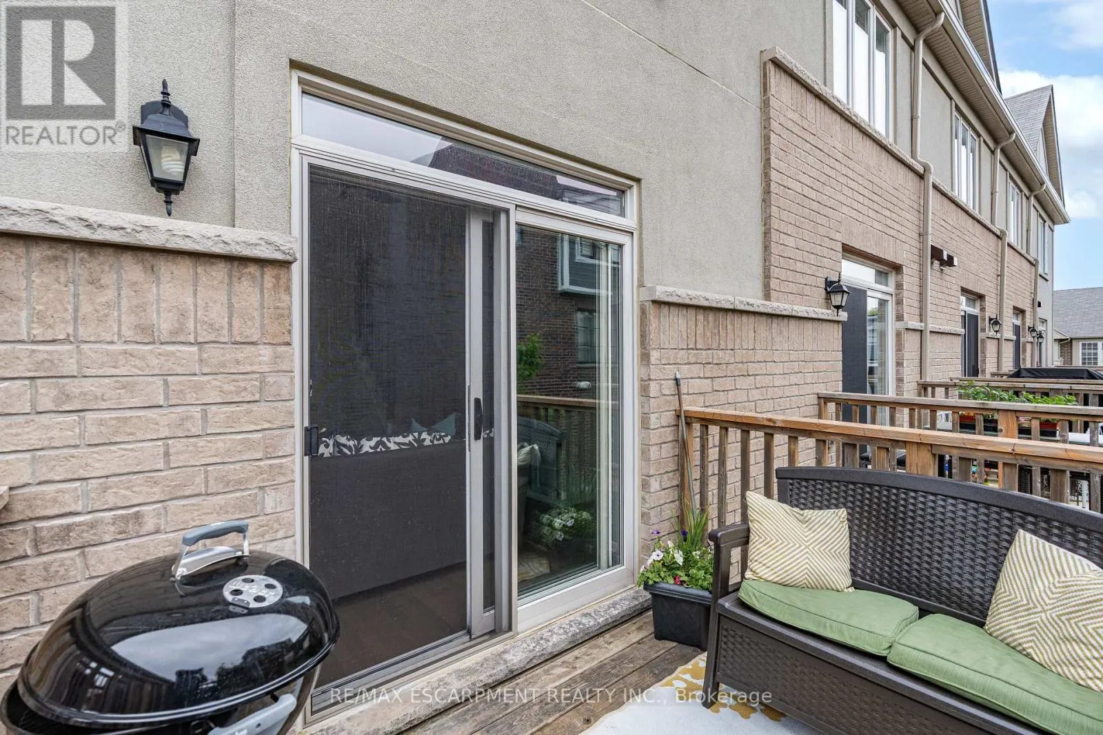53 - 215 DUNDAS STREET E