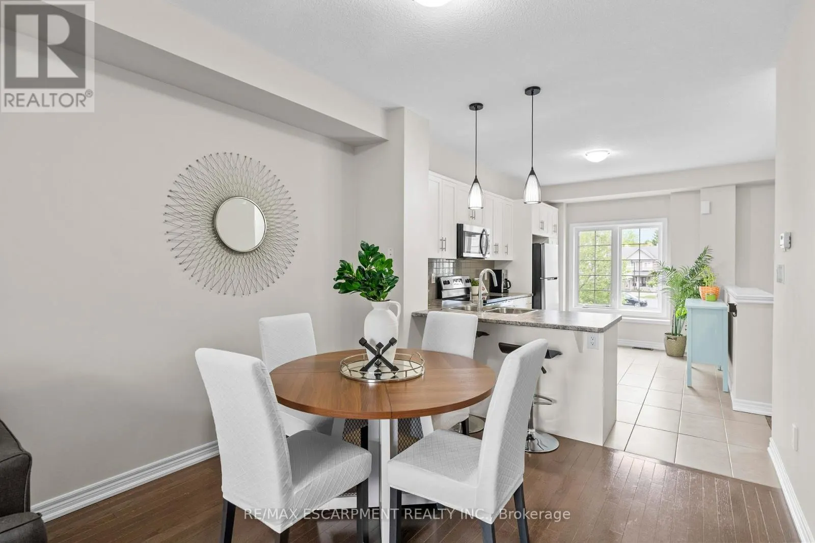 53 - 215 DUNDAS STREET E