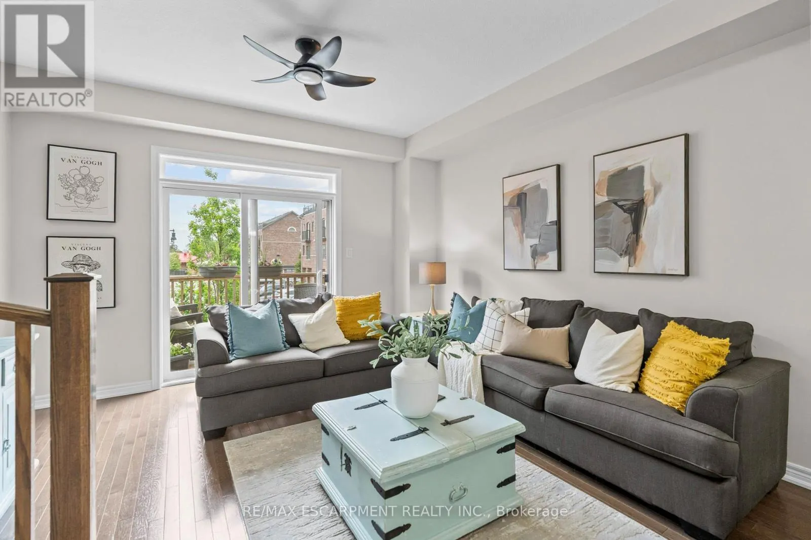 53 - 215 DUNDAS STREET E