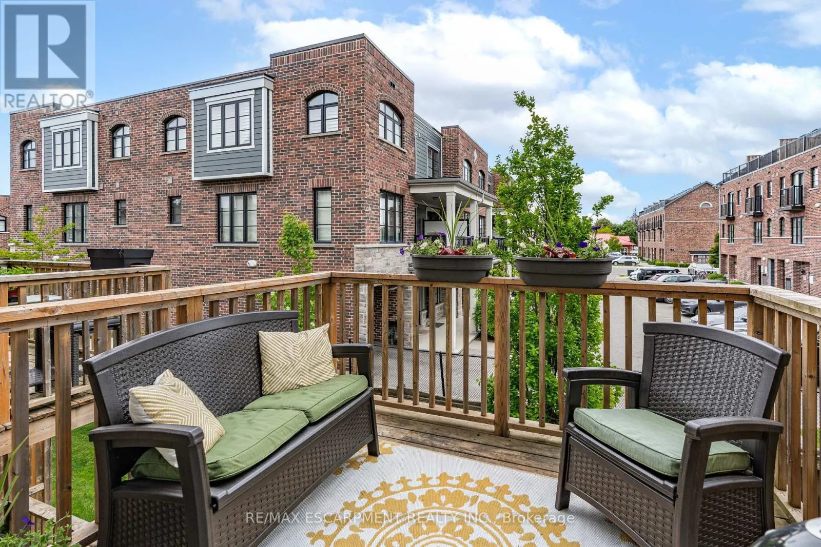 53 - 215 DUNDAS STREET E