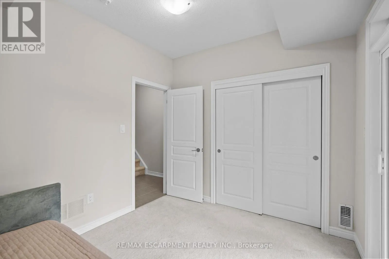 53 - 215 DUNDAS STREET E