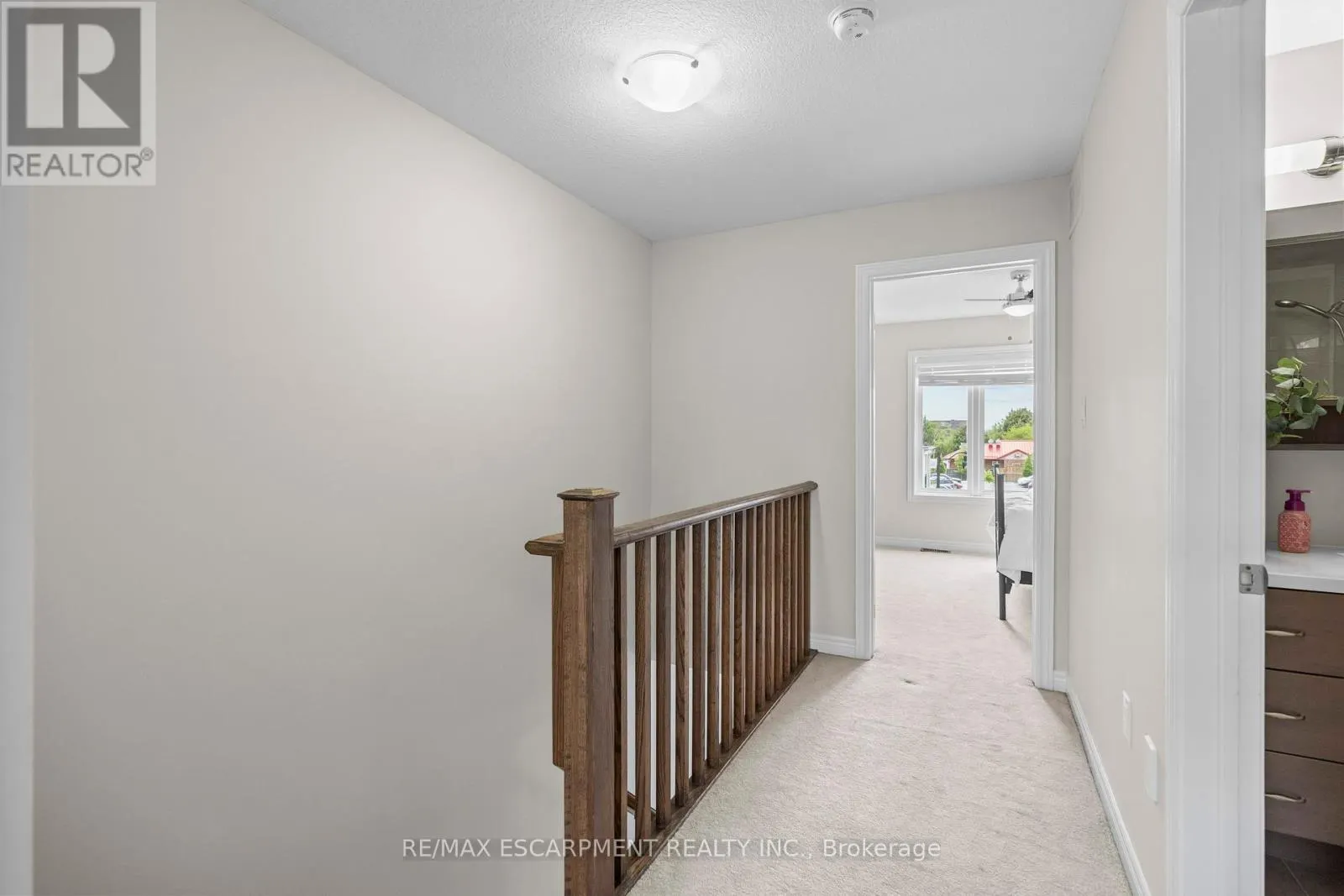 53 - 215 DUNDAS STREET E