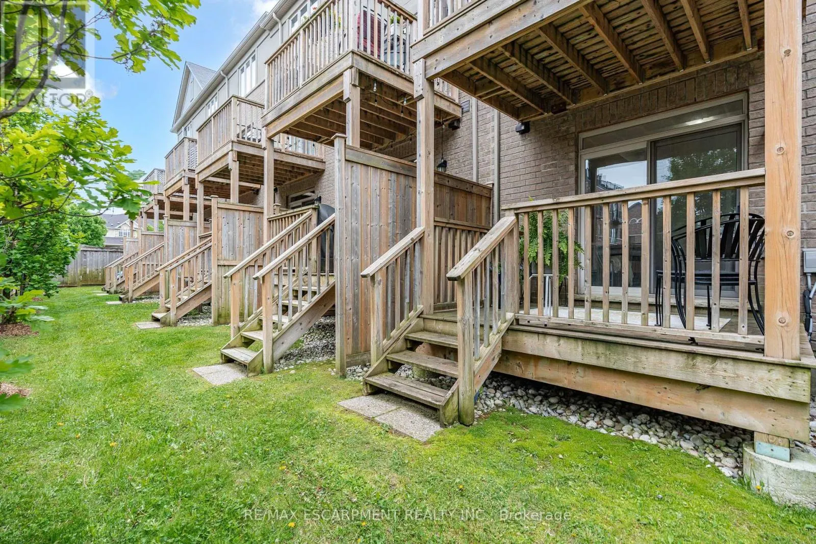 53 - 215 DUNDAS STREET E