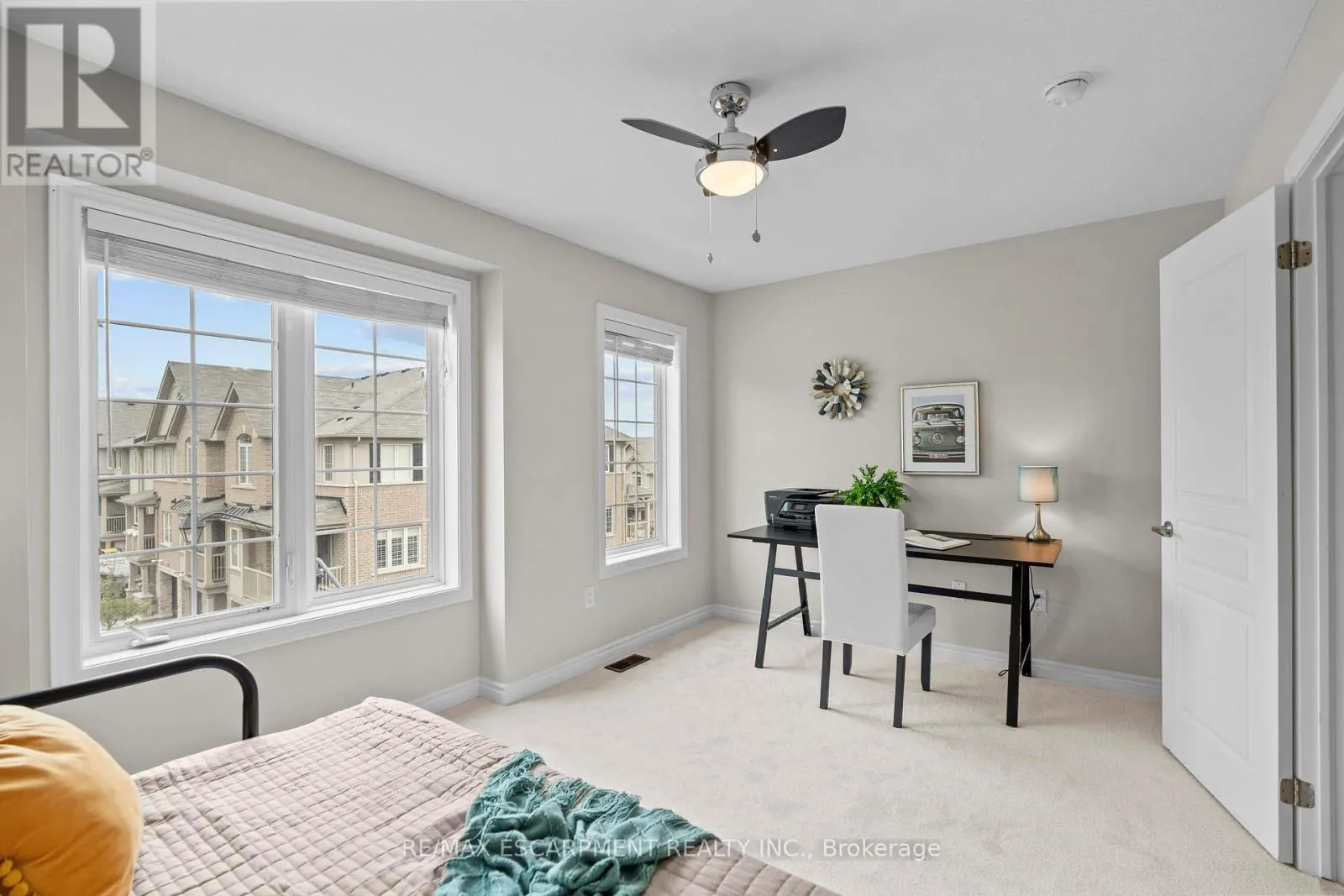 53 - 215 DUNDAS STREET E