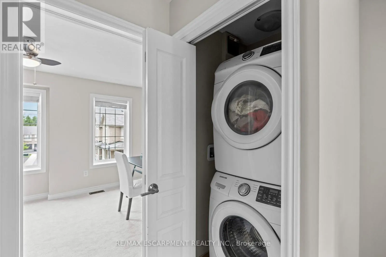 53 - 215 DUNDAS STREET E