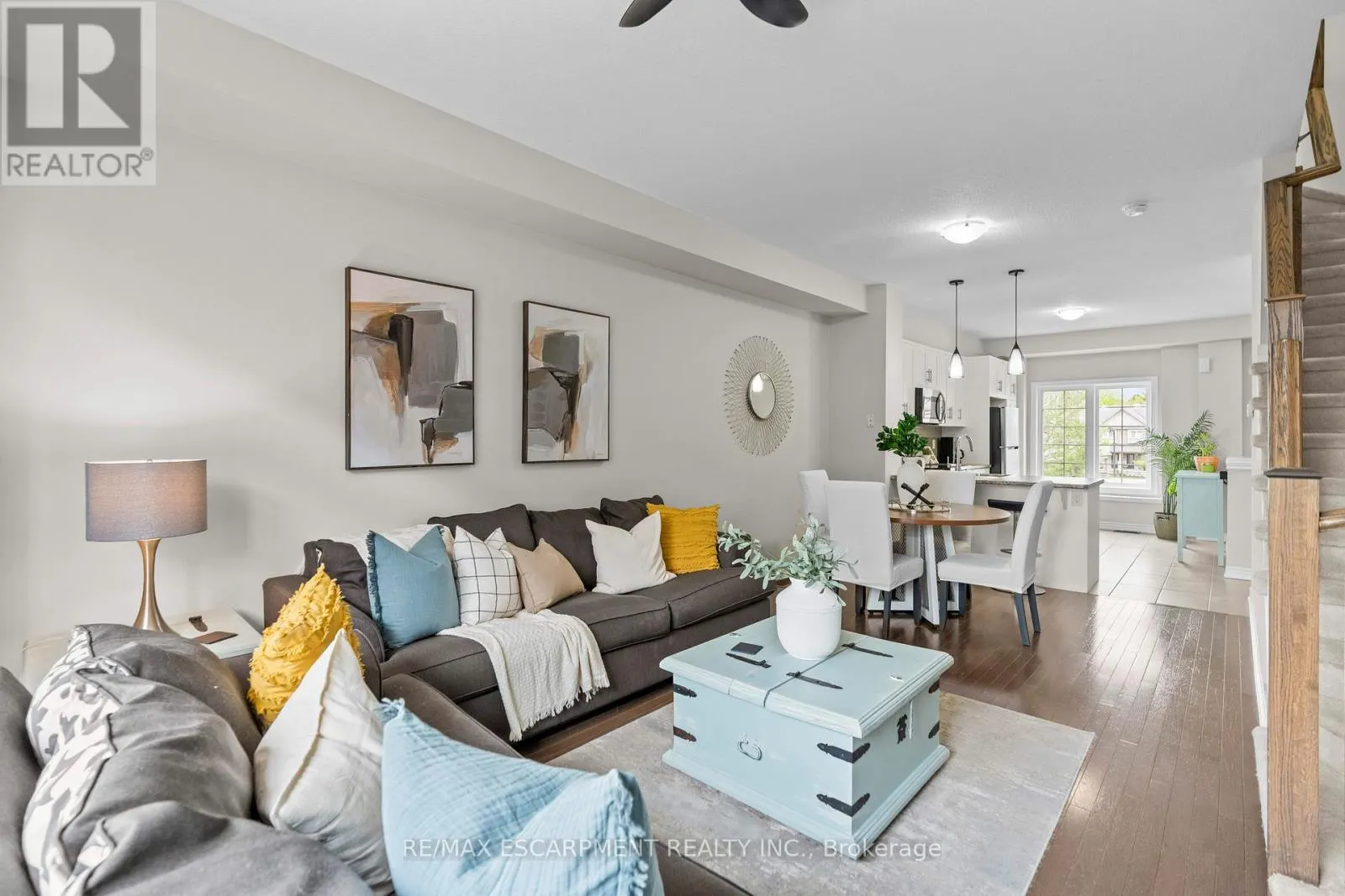 53 - 215 DUNDAS STREET E