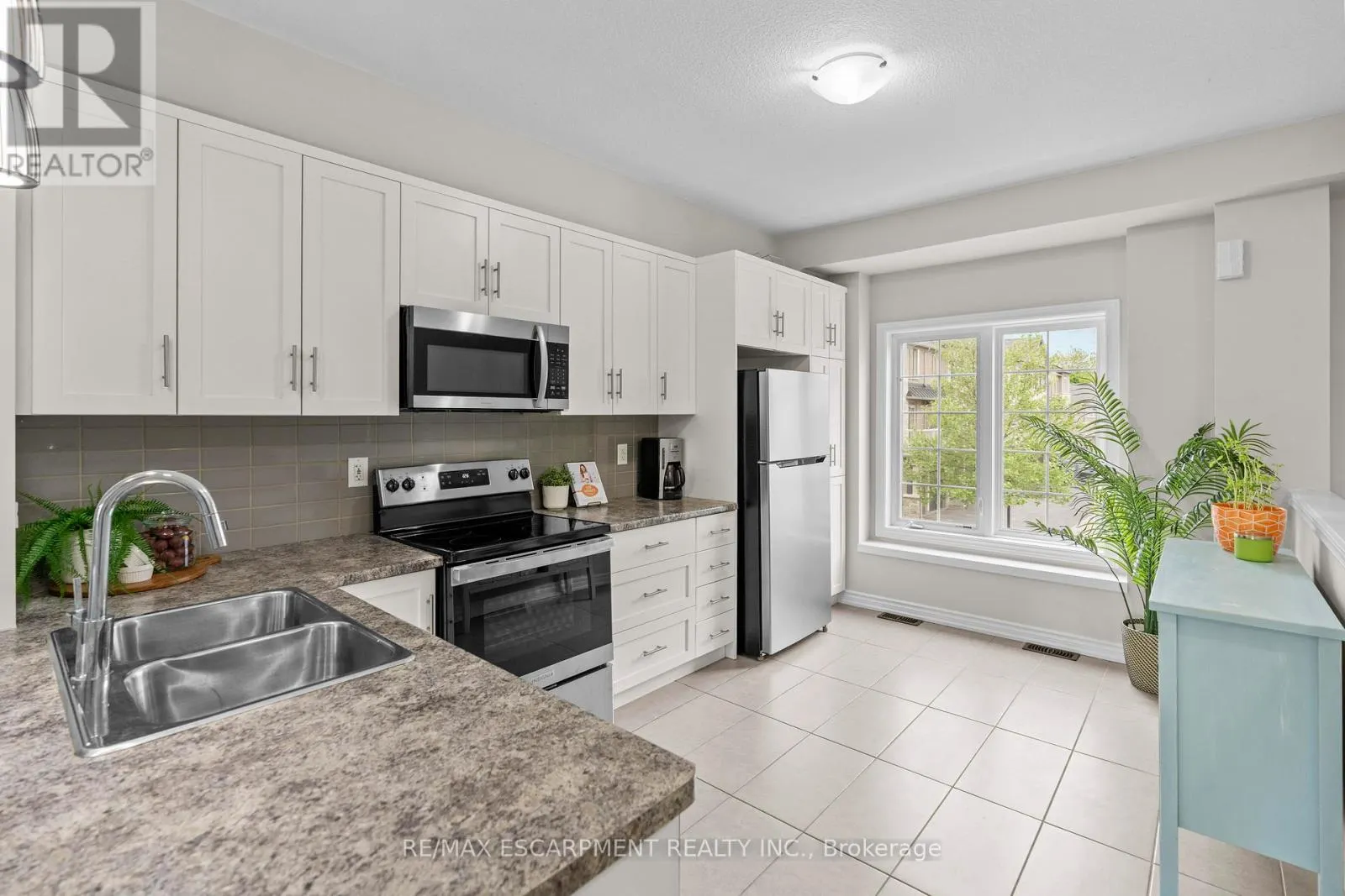 53 - 215 DUNDAS STREET E