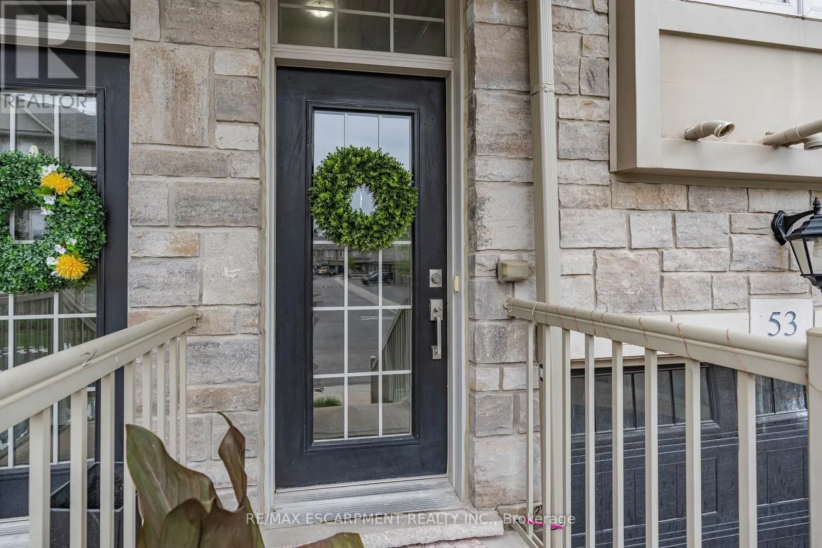 53 - 215 DUNDAS STREET E
